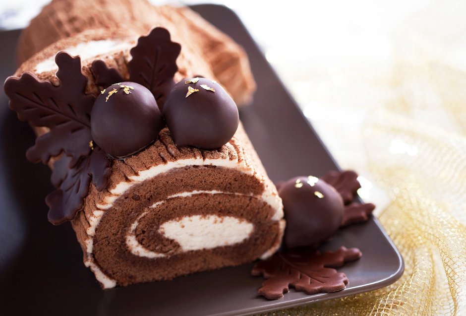 Пирожное «рулет шоколадно-фруктовый»