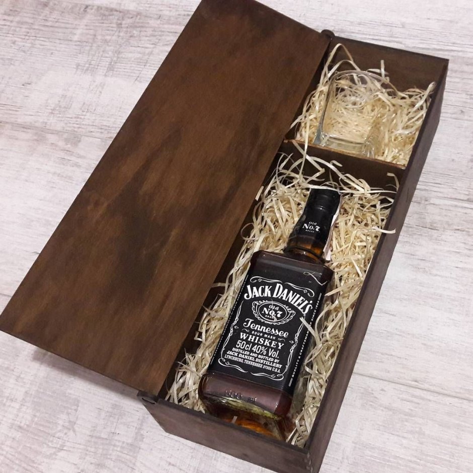 Деревянная коробка для бутылки виски