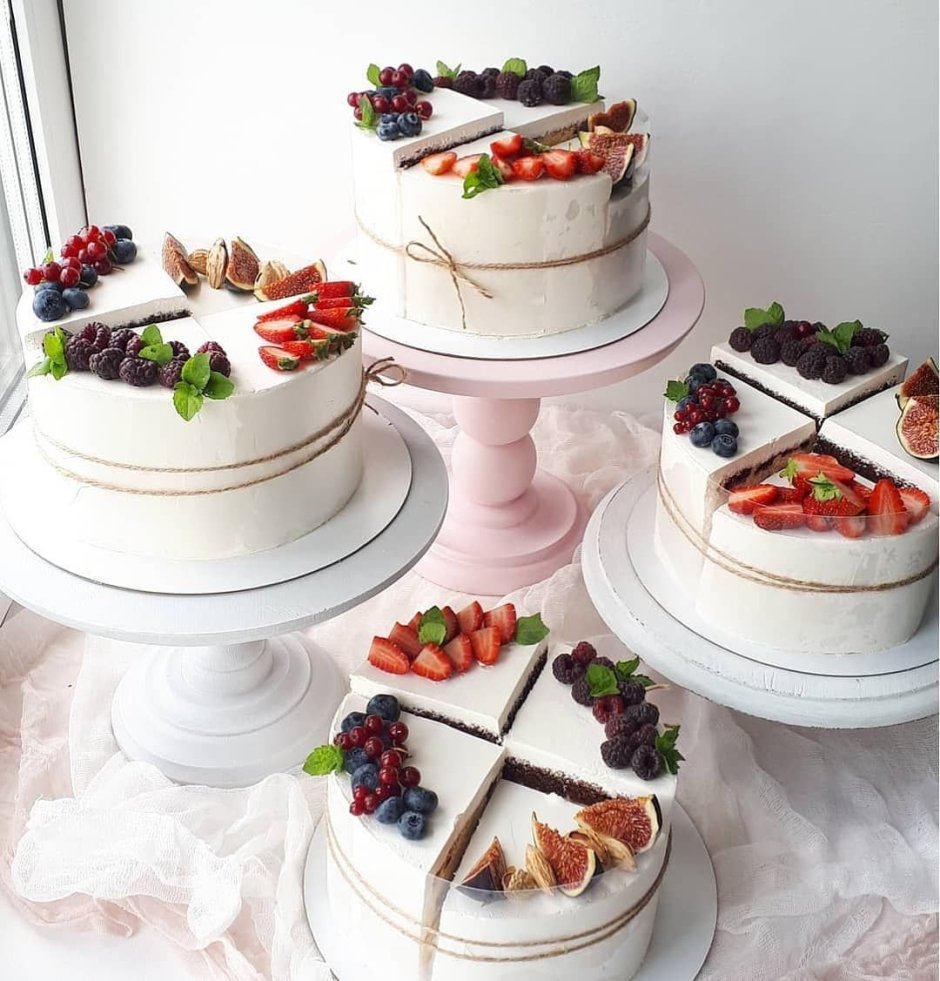 Торт с вафельными коржами и ягодами