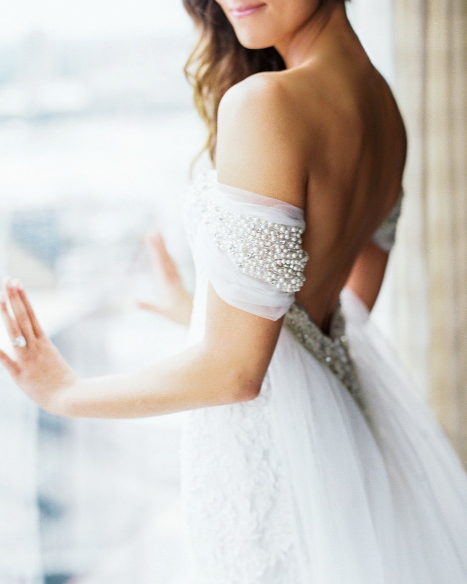 Свадебное платье с плечиками спущенными