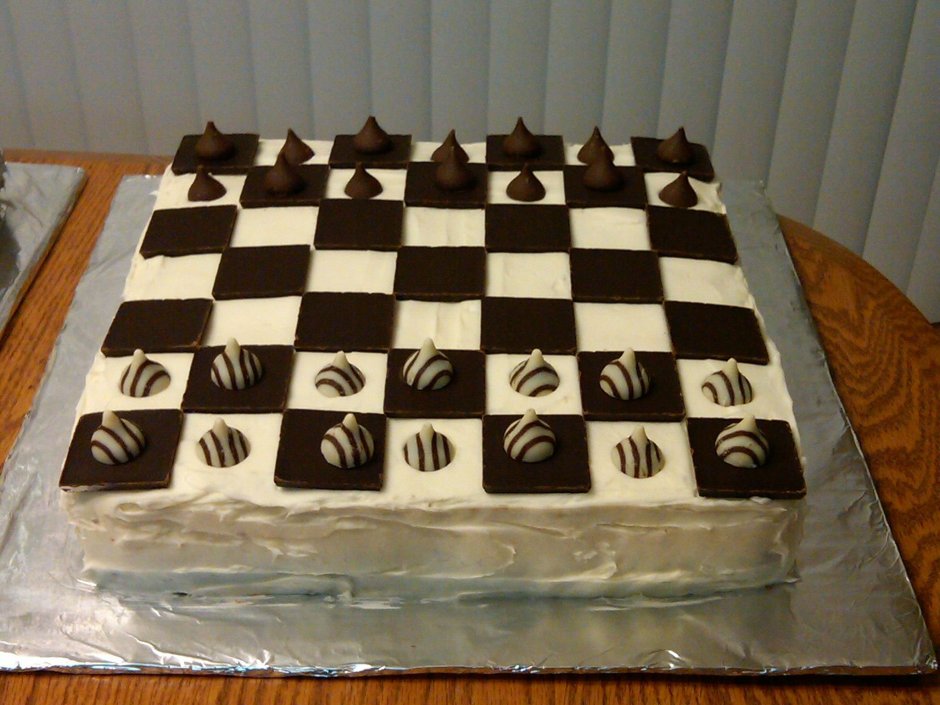 Кремовый торт в виде шахматной доски