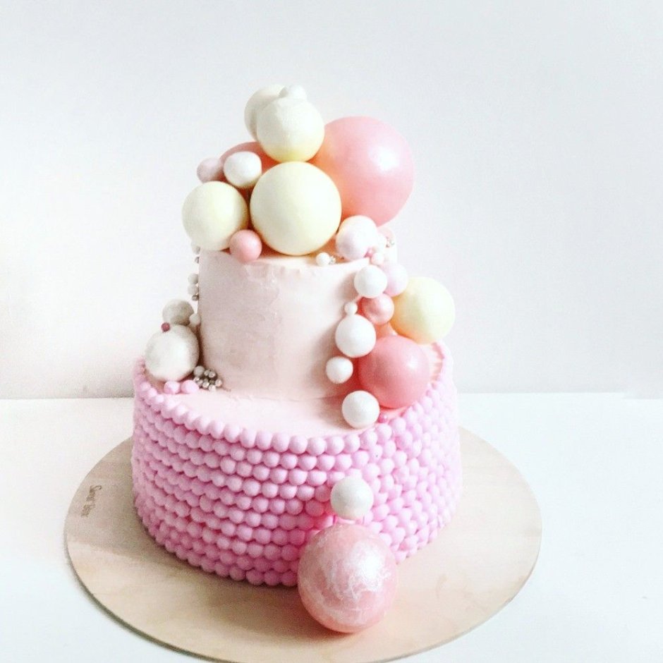 Двухъярусный торт с шарами