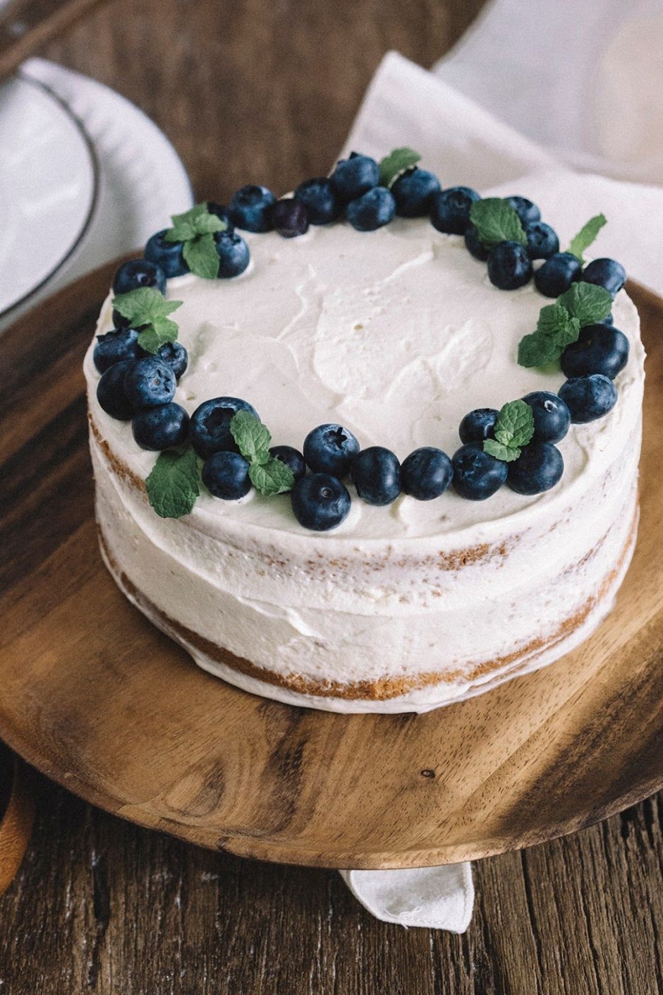 Декор торта голубикой
