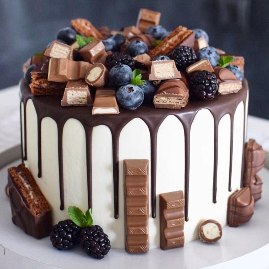 Торт с шоколадным бисквитом и ягодами
