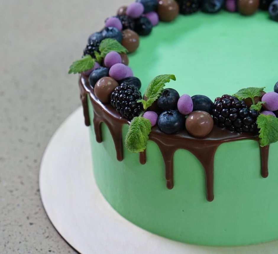 Декор торта ежевикой и голубикой