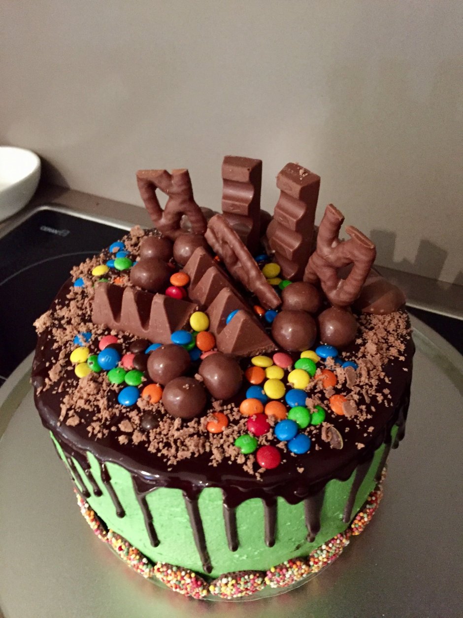 Торт украшенный шоколадом и конфетами