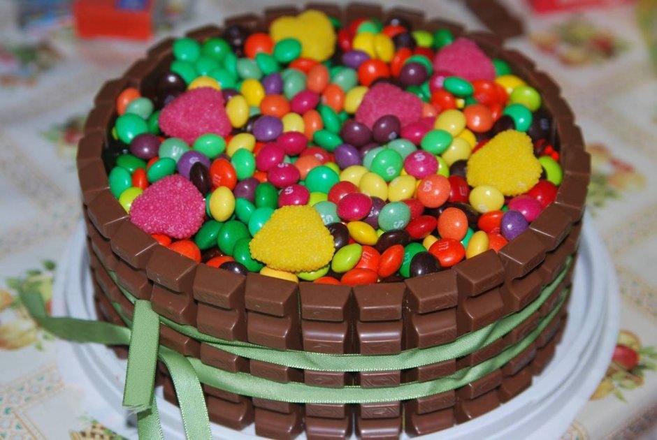 Украшение торта конфетами