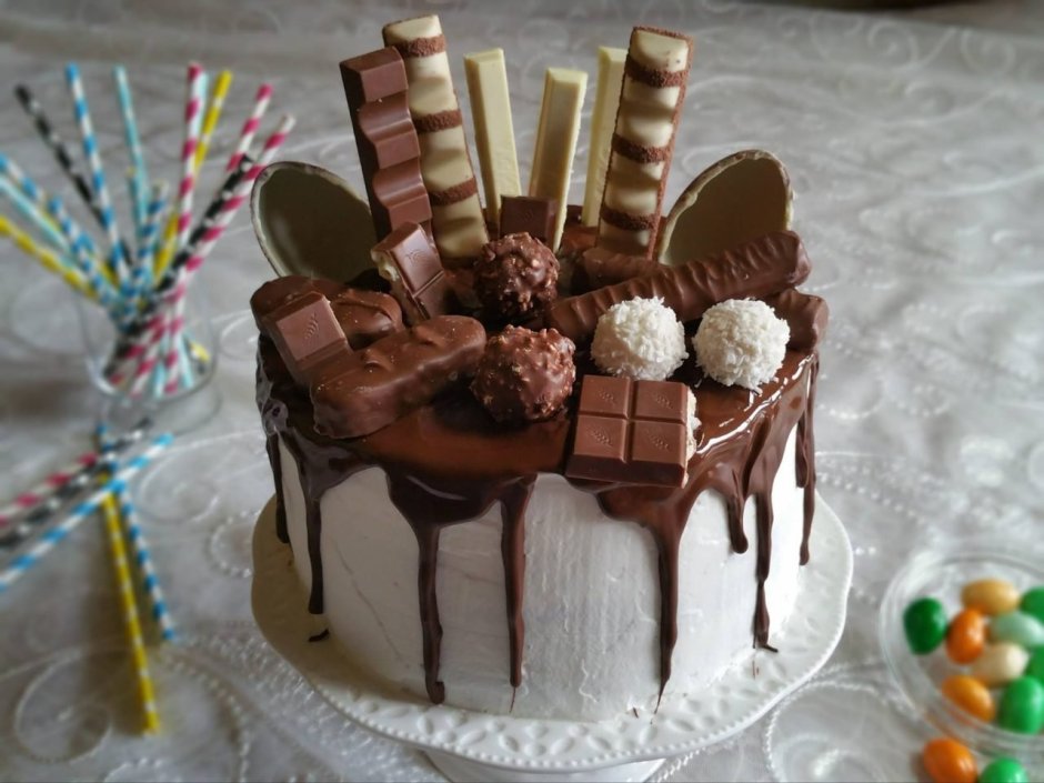 Украшение торта конфетами и шоколадками и печеньем