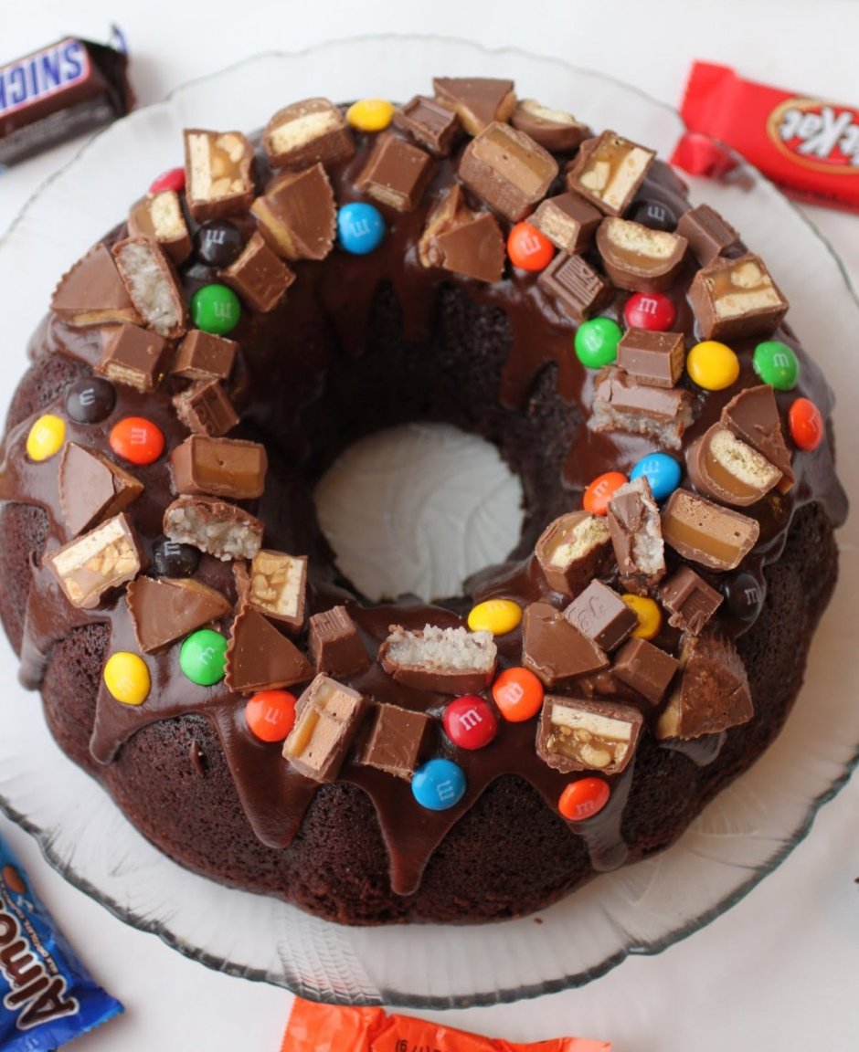 Украшение торта конфетами и шоколадками