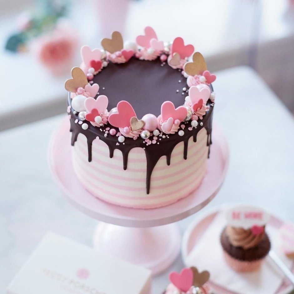 Нежный розовый торт
