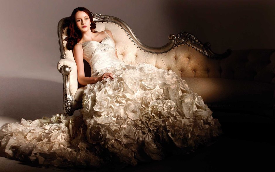 Свадебное платье на диване