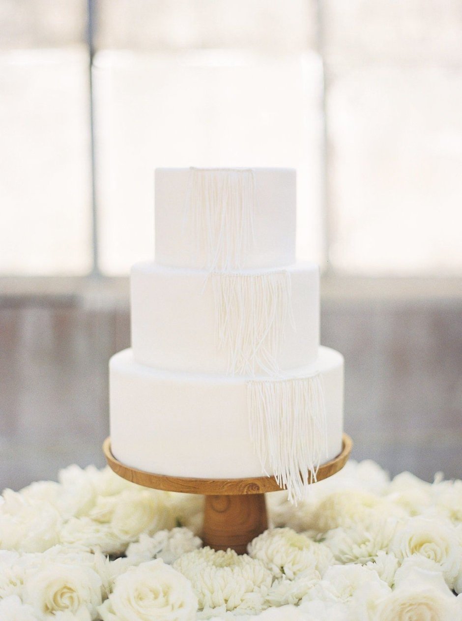 Минималистичный свадебный торт