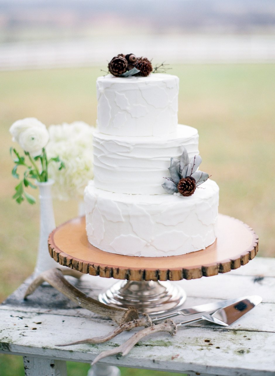 Свадебный торт в стиле рустик белый