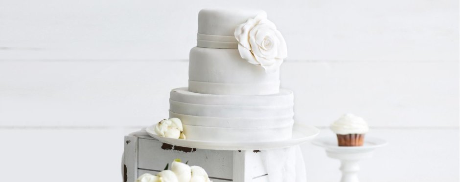 Свадебный торт на сером фоне