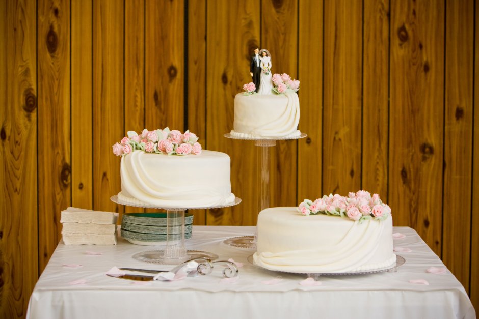 Несколько свадебных тортов в одном стиле