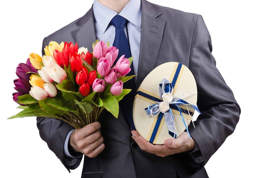 Мужчина с цветами и подарками