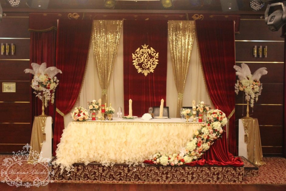 Украшение свадебного зала в Красном с золотом