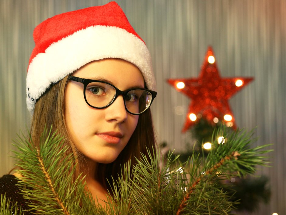 Девушка в очках новый год