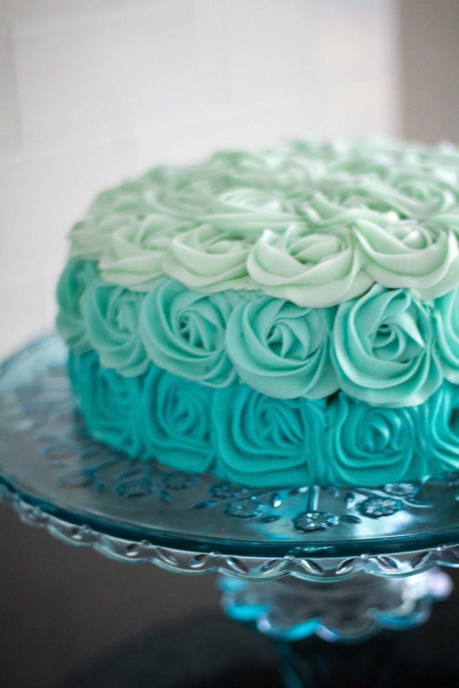 Украшение торта в мятном цвете