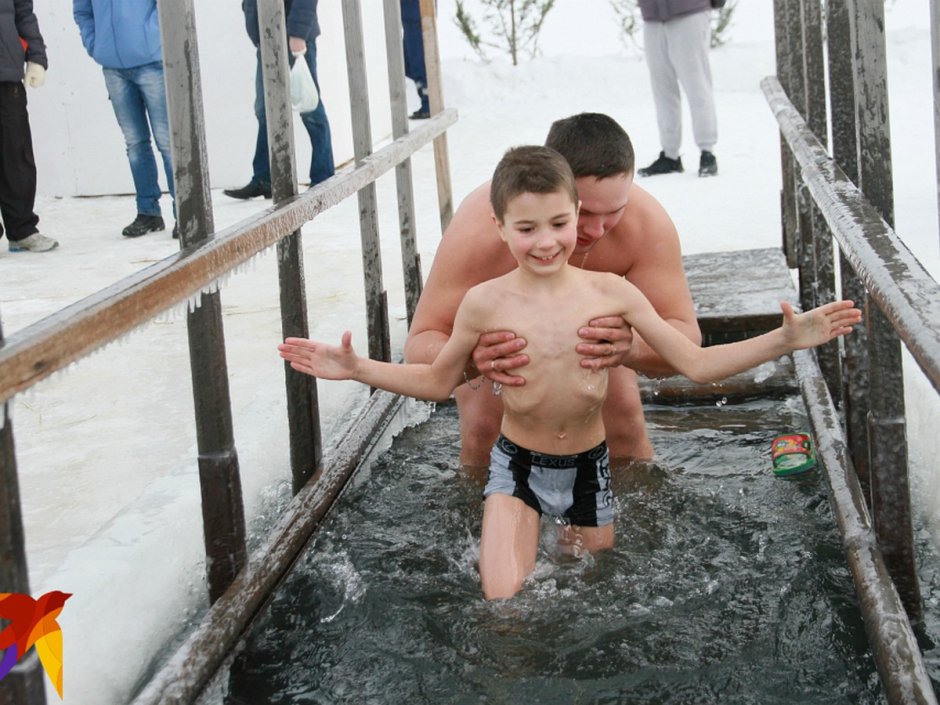 Дети купаются на крещение