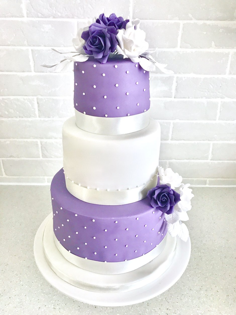 Свадебные торты на подставках фиолетовые