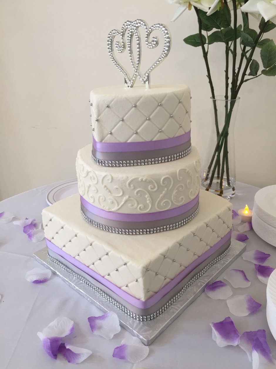Торт на фиолетовом фоне