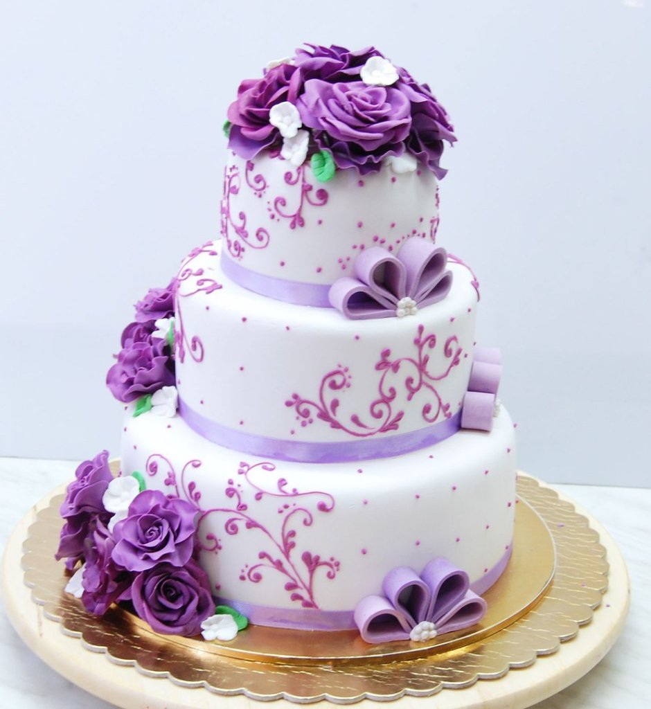 Торт трехъярусный с сиреневыми цветами