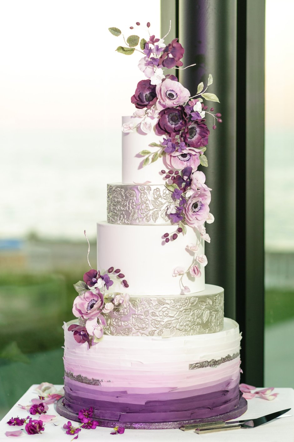Свадебный торт в лавандовом цвете с ягодами