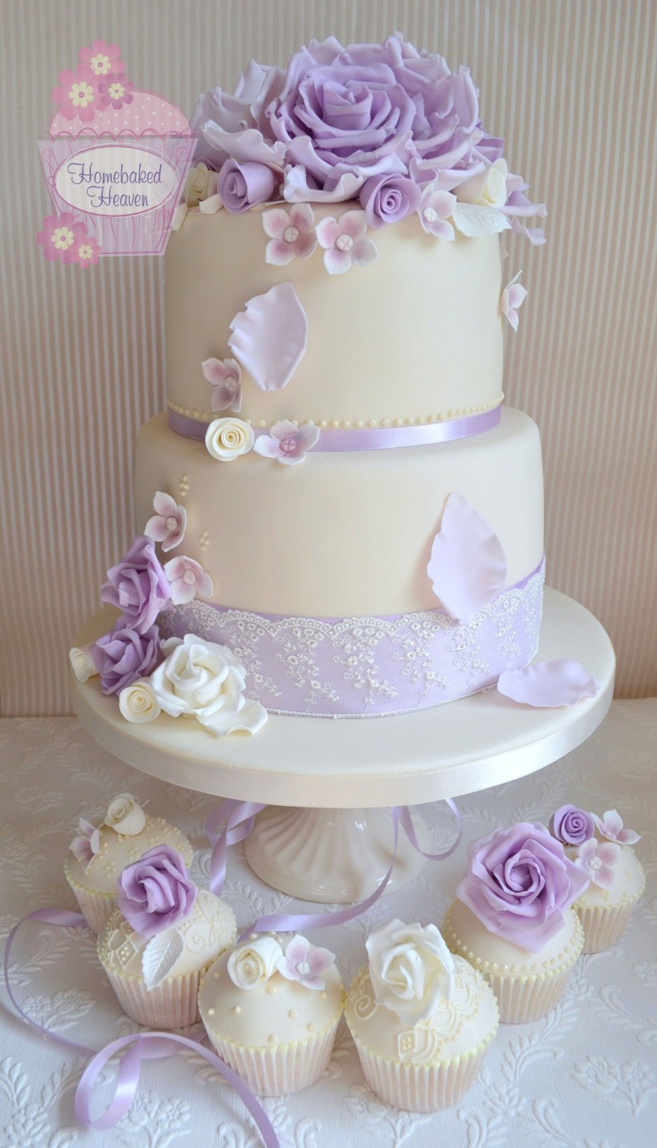 Трехъярусный торт фиолетовый