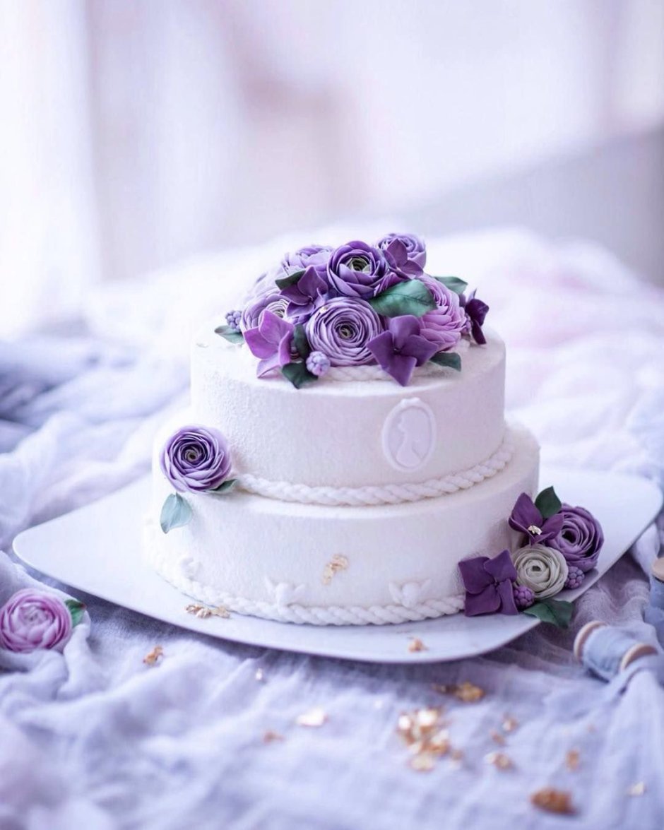 Свадебный торт бело лавандовый