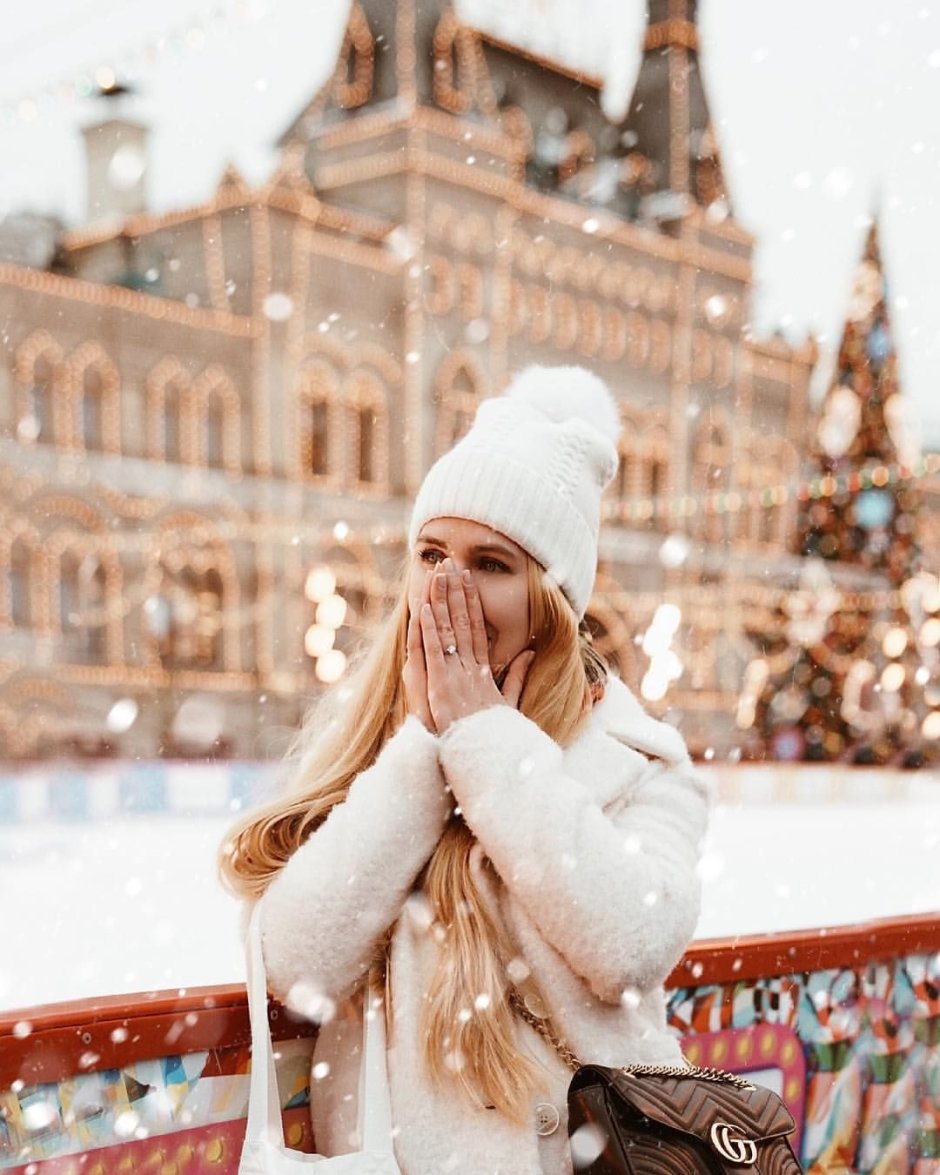Девушка зимой в городе