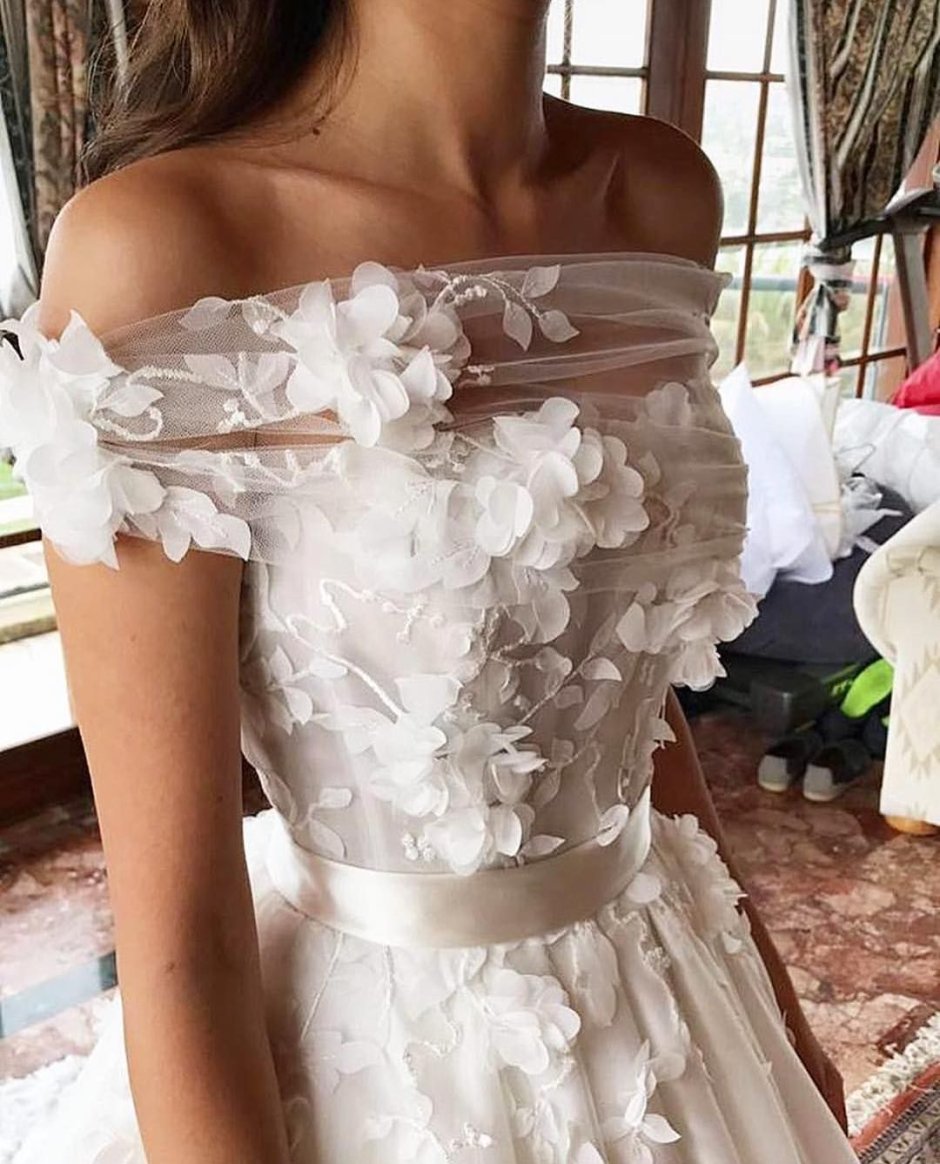 Свадебное платье с объемными цветами