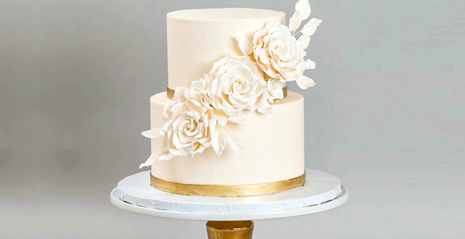 Белый свадебный торт с золотом один ярус
