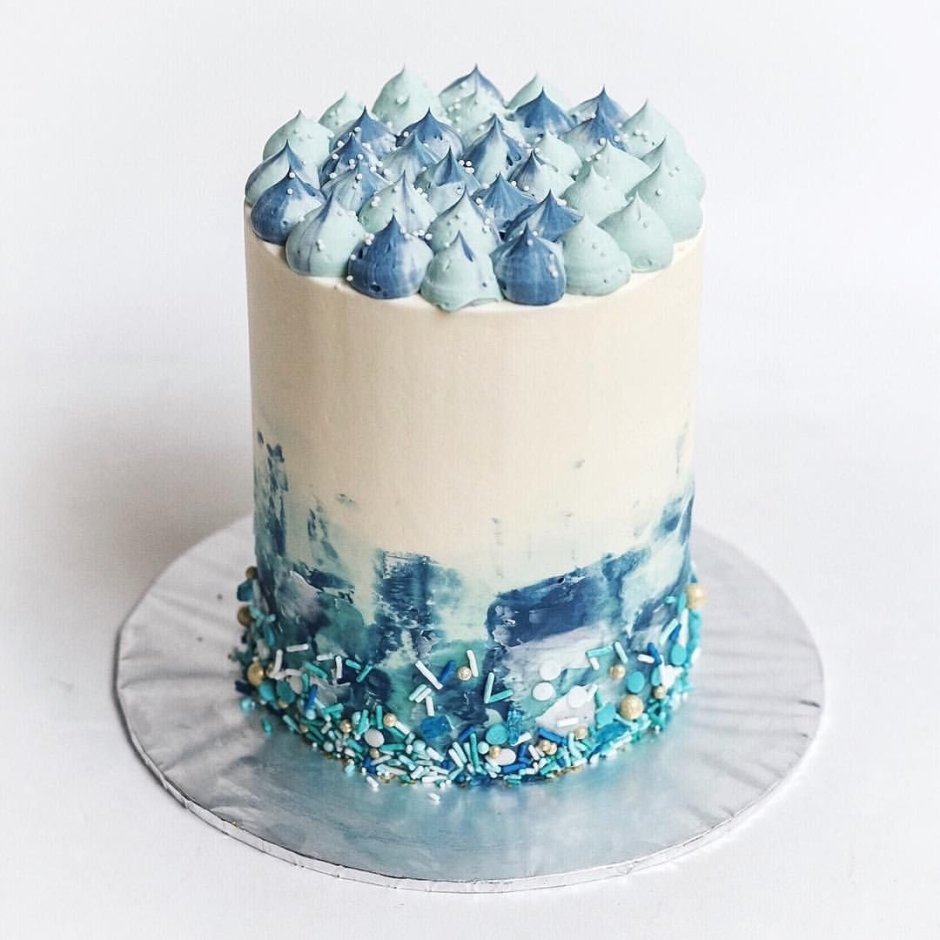 Белый торт с голубым декором