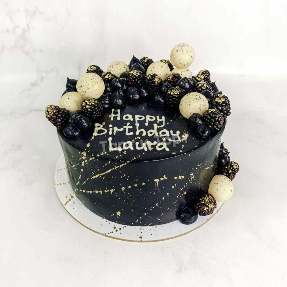 Черный торт с ягодами и золотом