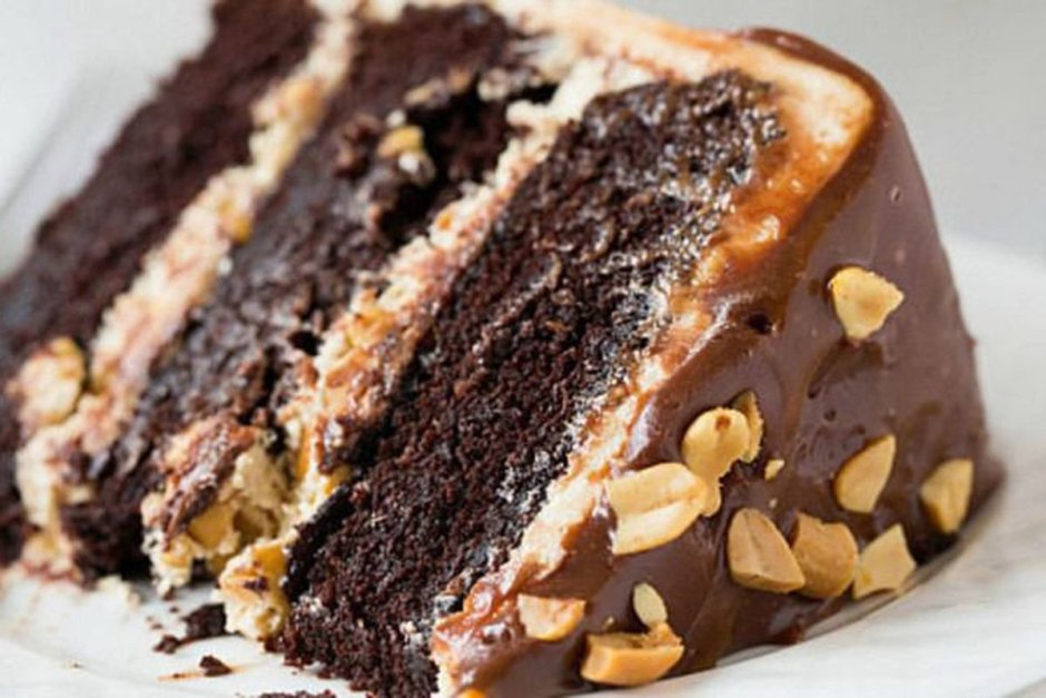 Шоколадный торт с карамельной прослойкой и орехами