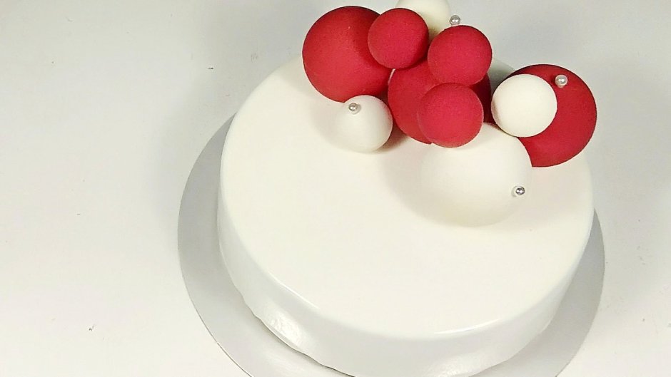 Красный торт с шарами