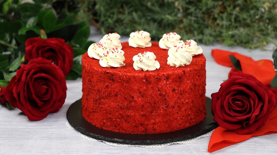 Трехъярусный торт красный бархат