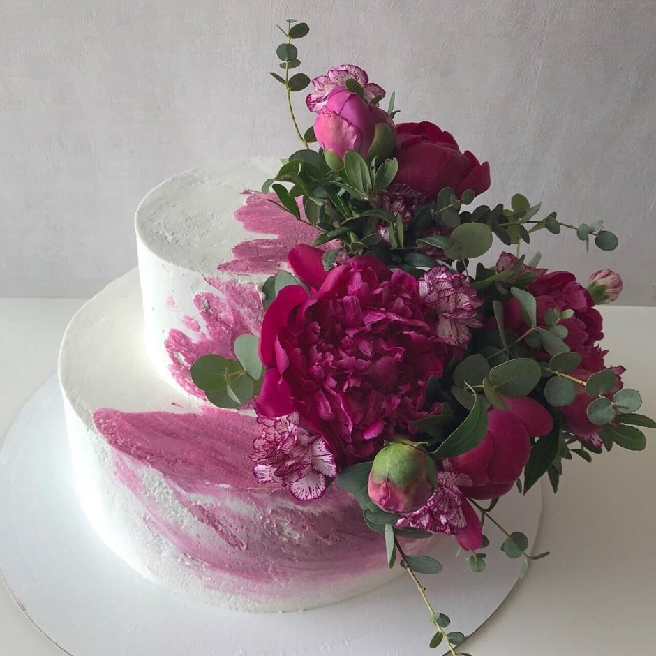 Торт с мастикой и живыми цветами