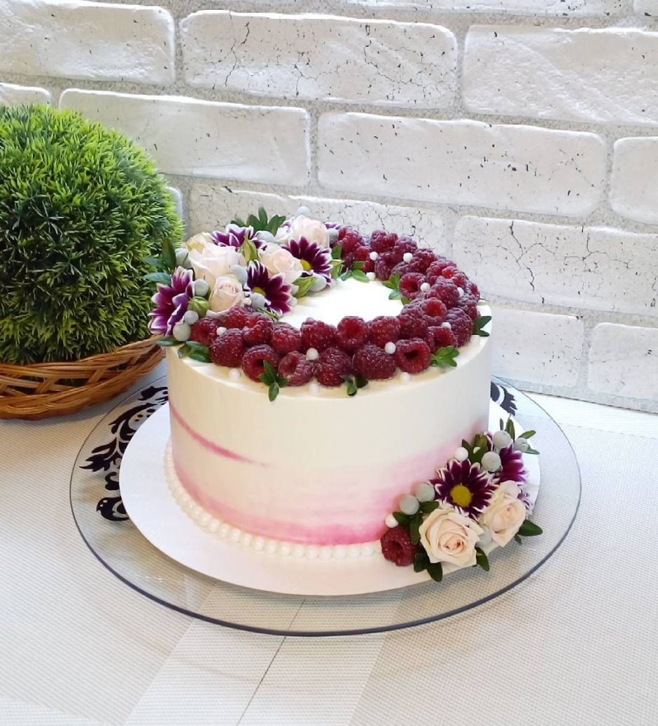 Голый торт с живыми цветами
