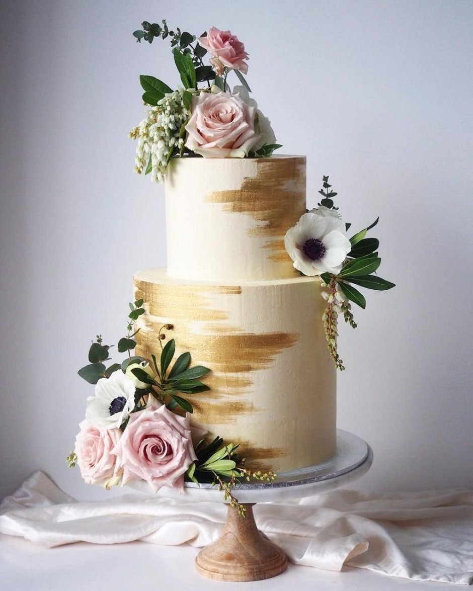 Торт с живыми цветами и пряниками