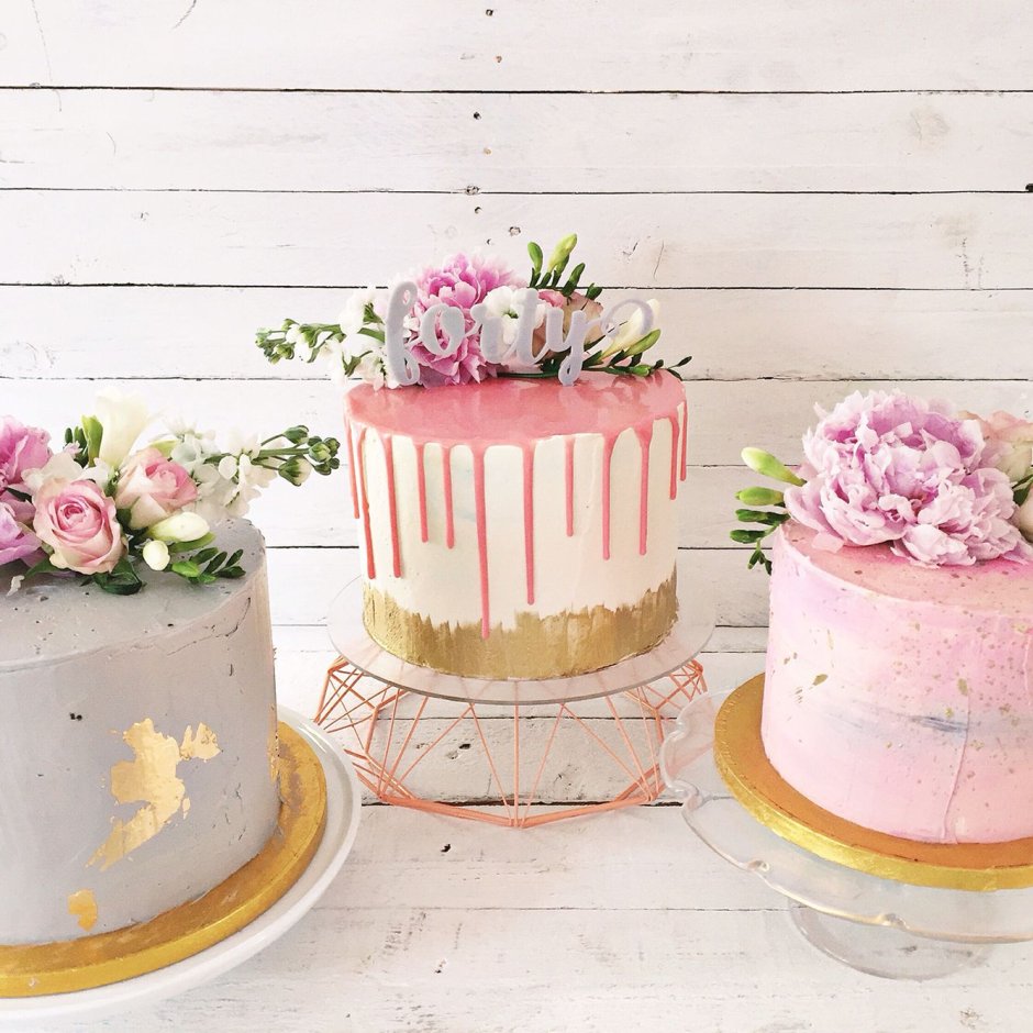 Торт свадебный двухъярусный с цветами живыми и топпером
