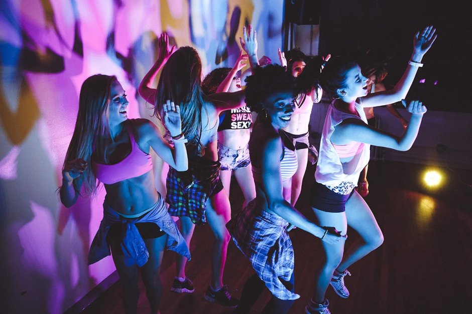 Девушка танцует в клубе