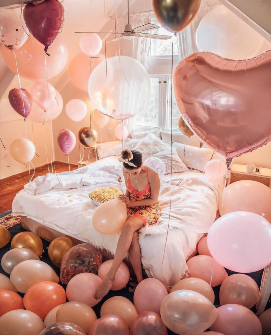 Фотосессия с шариками на кровати