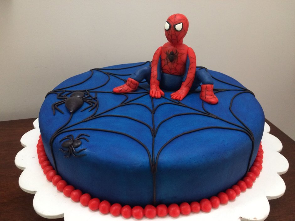 Двухярусный торт с супергероями
