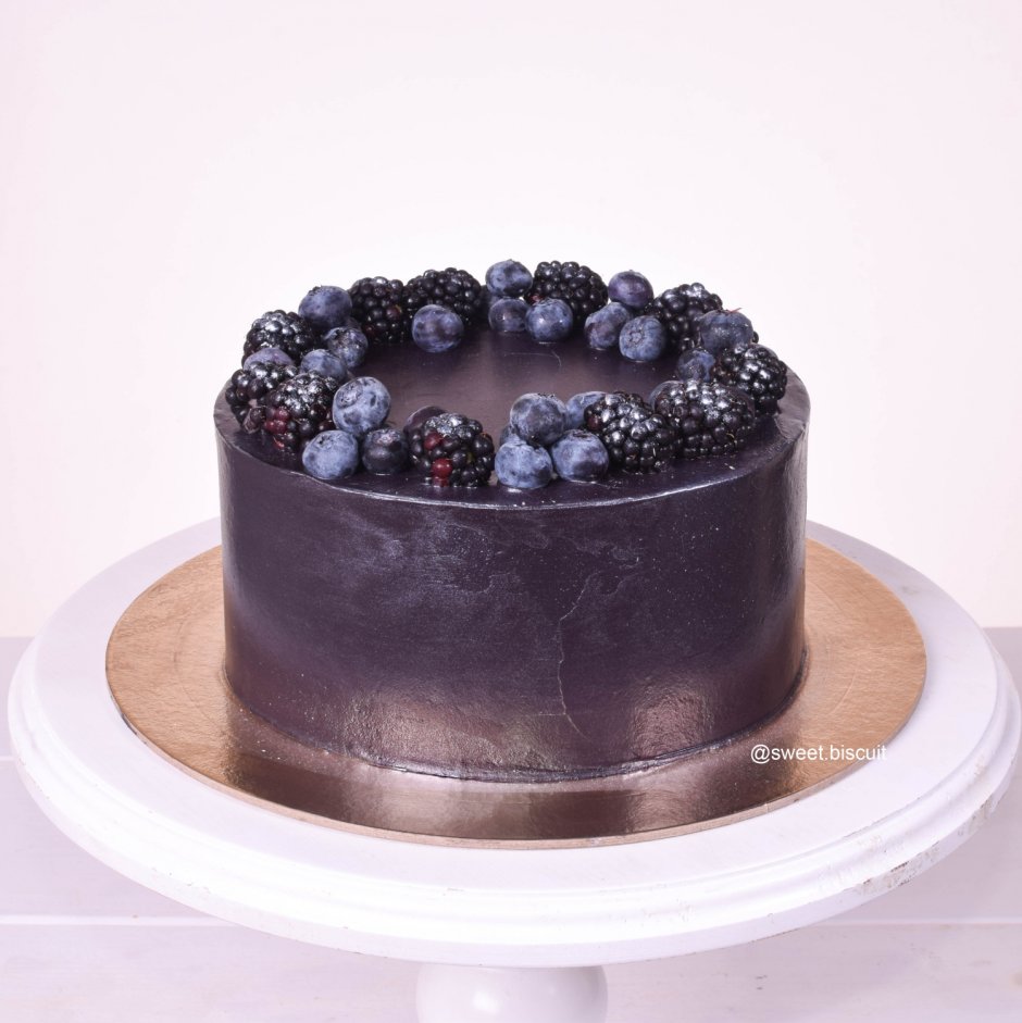 Торт с ягодами черного цвета