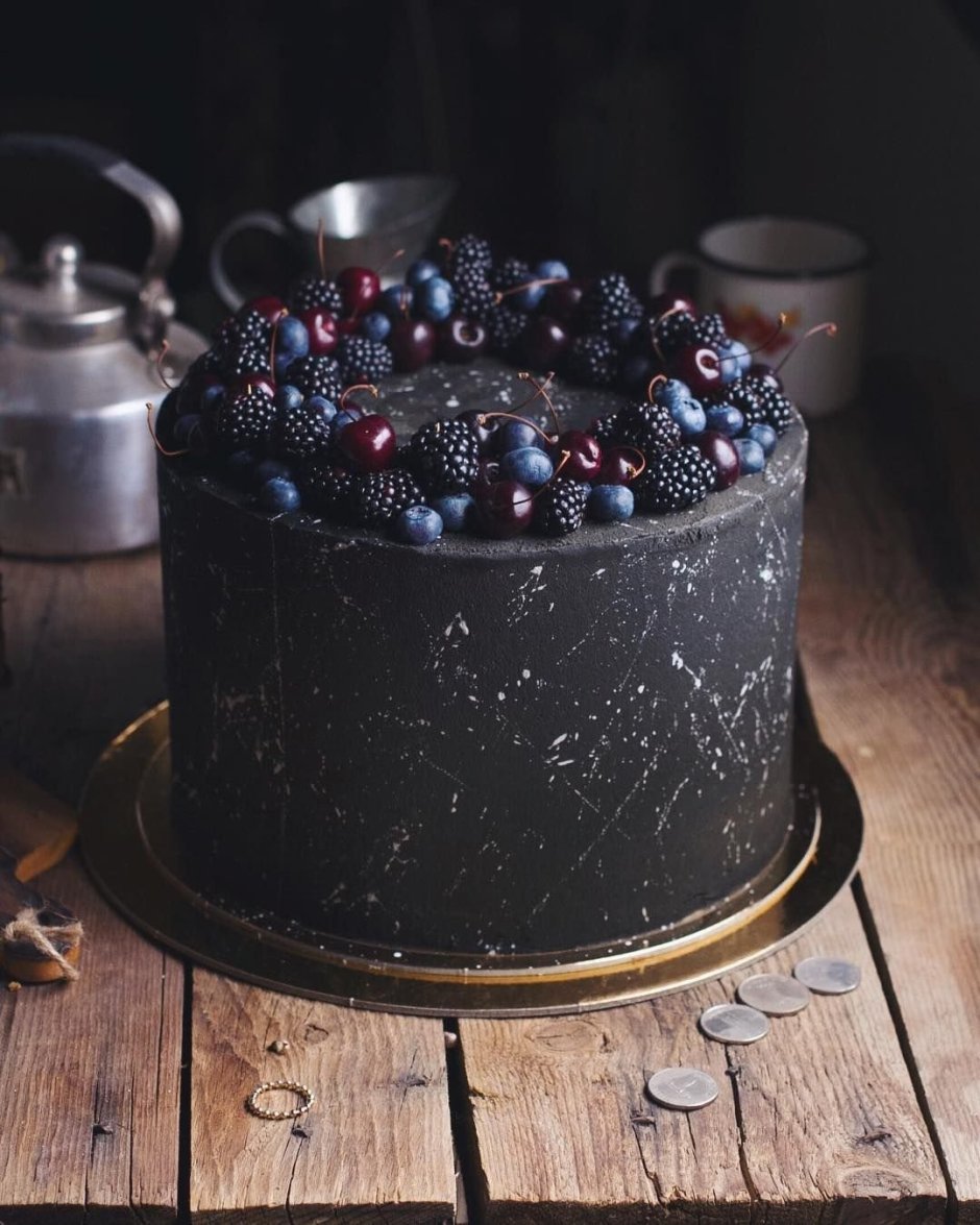 Украшение торта в темном стиле