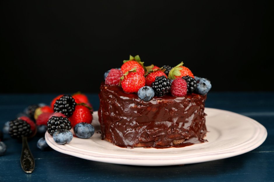 Шоколадный торт с рожком