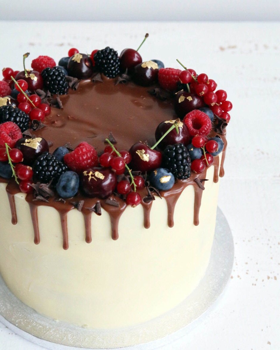 Торт с ягодами и шоколадом