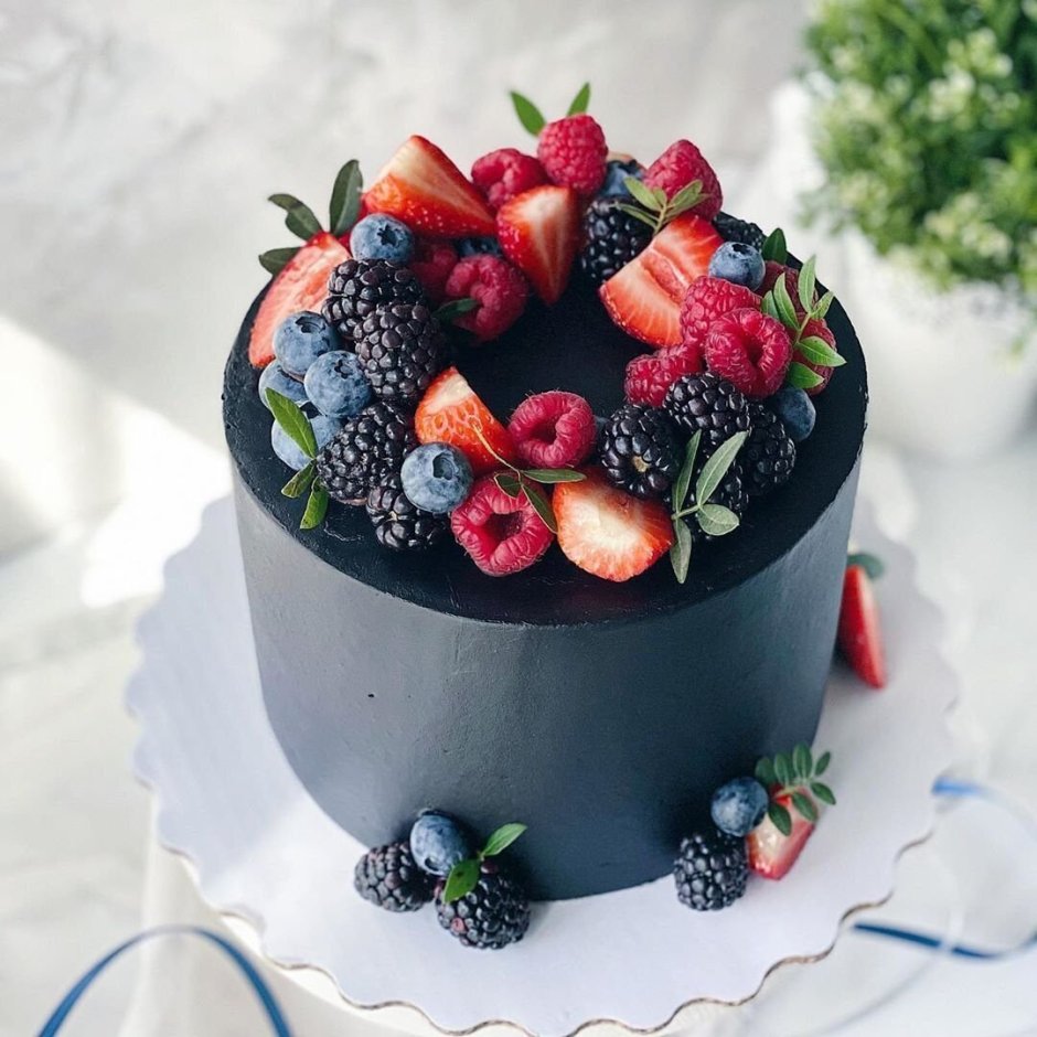 Черный торт с ягодами